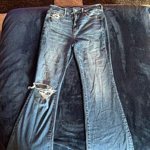 Cute flare jeans with rips. great for the school year